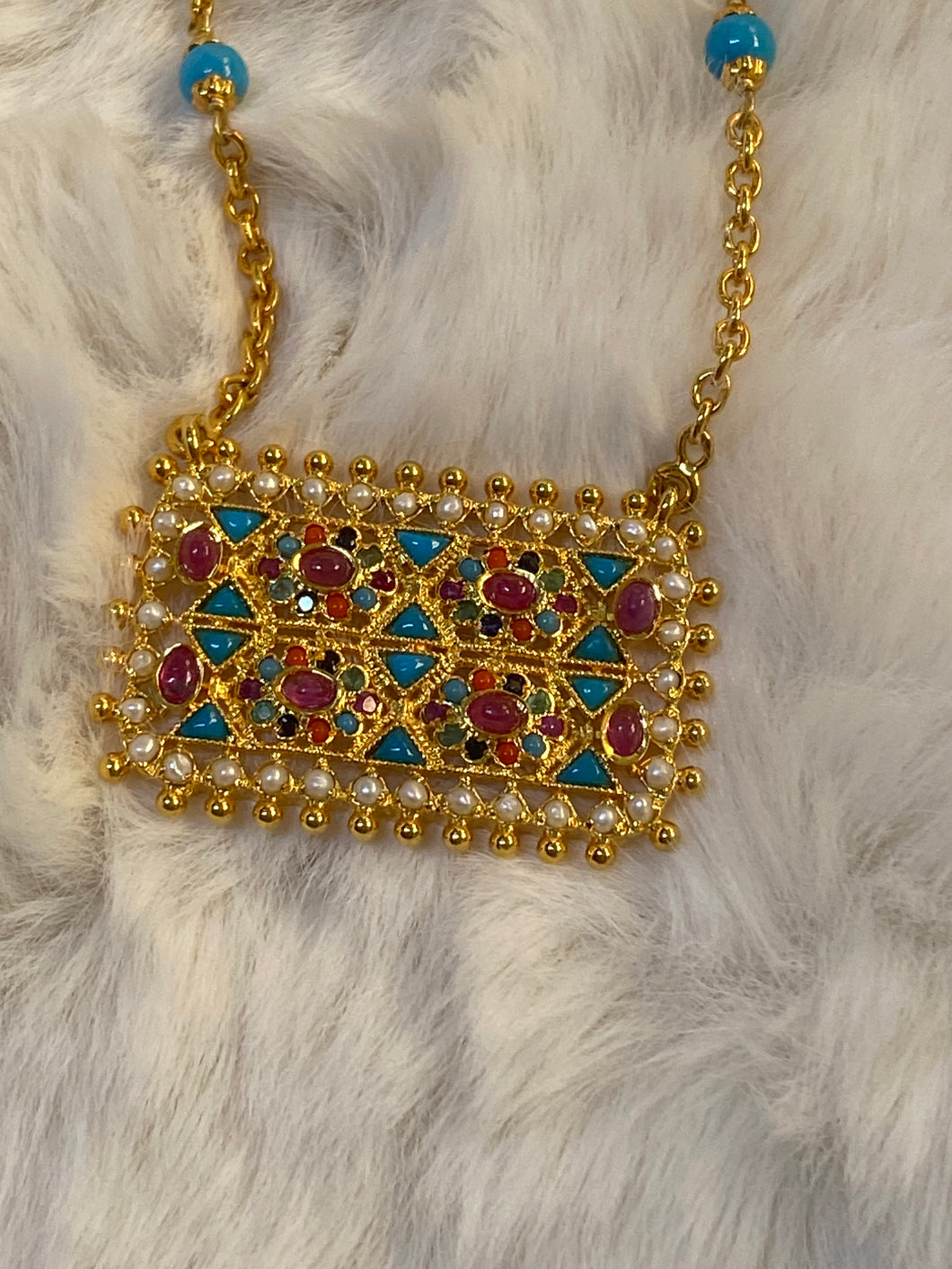 Square necklace with mixed stones, قلادة مربعة من الأحجار المختلطة.