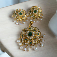 Load image into Gallery viewer, Green stone and pearl earrings and pendant set. طقم أقراط وقلادة من الحجر الأخضر واللؤلؤ.
