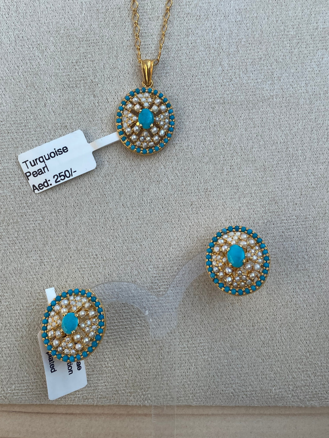 Turquoise pearl locket and earring set. طقم من قلادة وأقراط من اللؤلؤ الفيروزي.