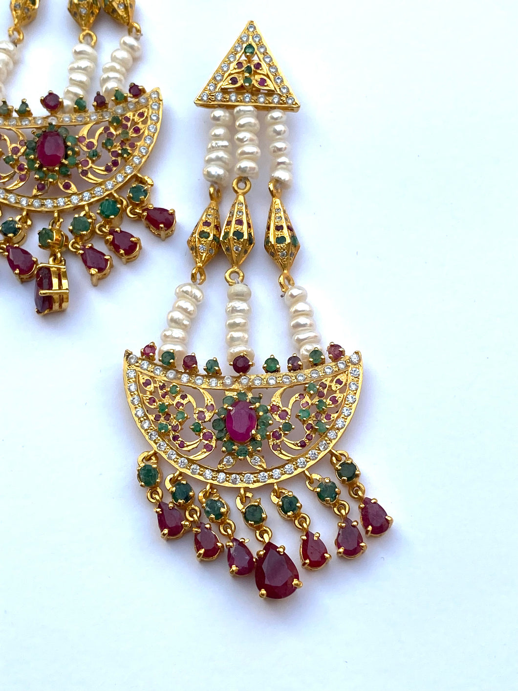 Long earrings in rubies and pearls.